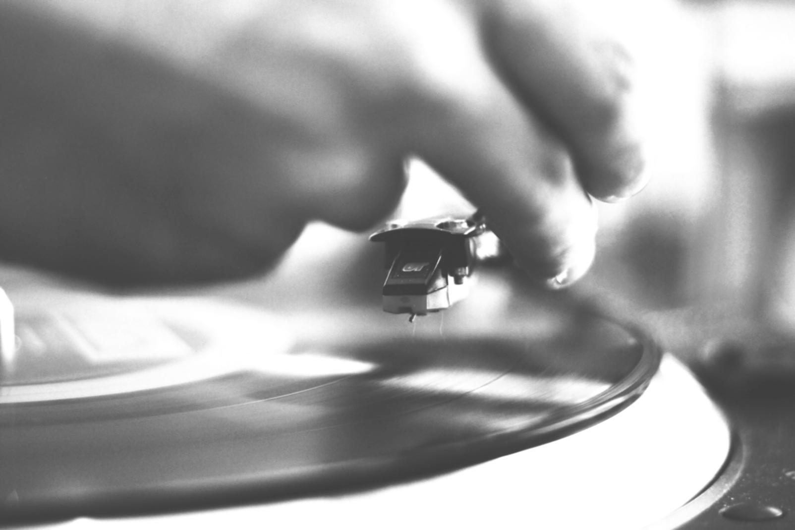 Songwriter al lavoro con chitarra e quaderno