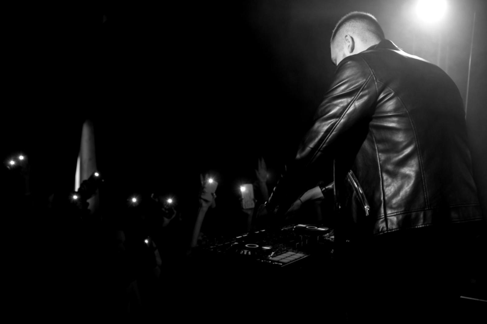 Studente al lavoro su composizione musicale in studio