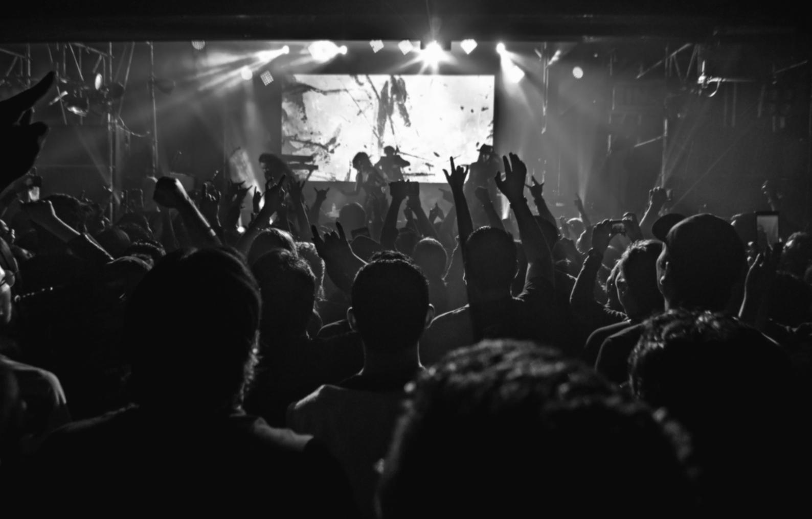 Studenti in sessione di songwriting collaborativa