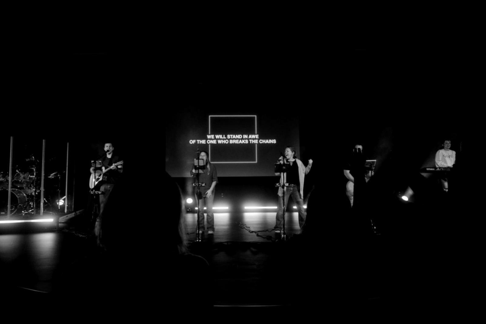 Spazio di lavoro per songwriting con strumenti musicali e quaderni